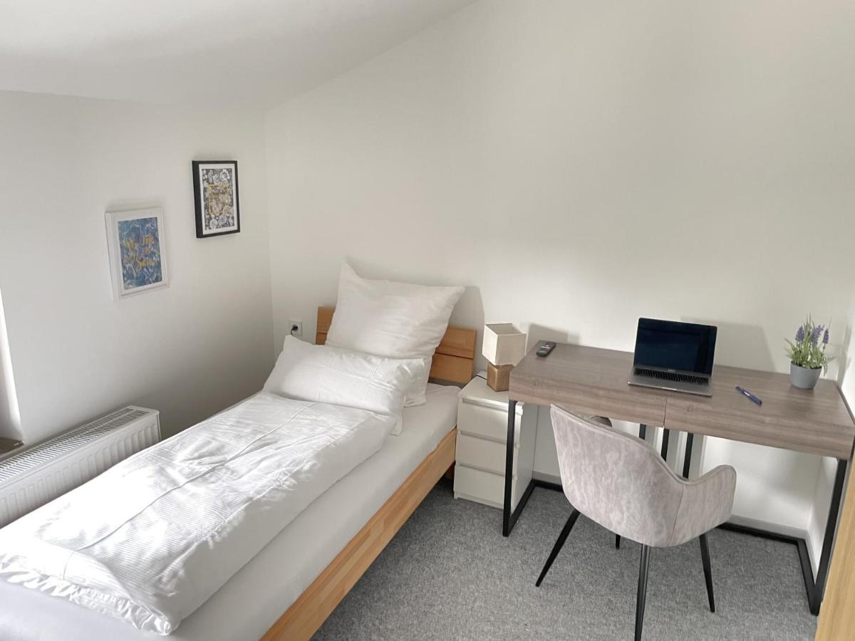 Hotel-Am-Bahnhof Stuttgart-Ditzingen Room photo