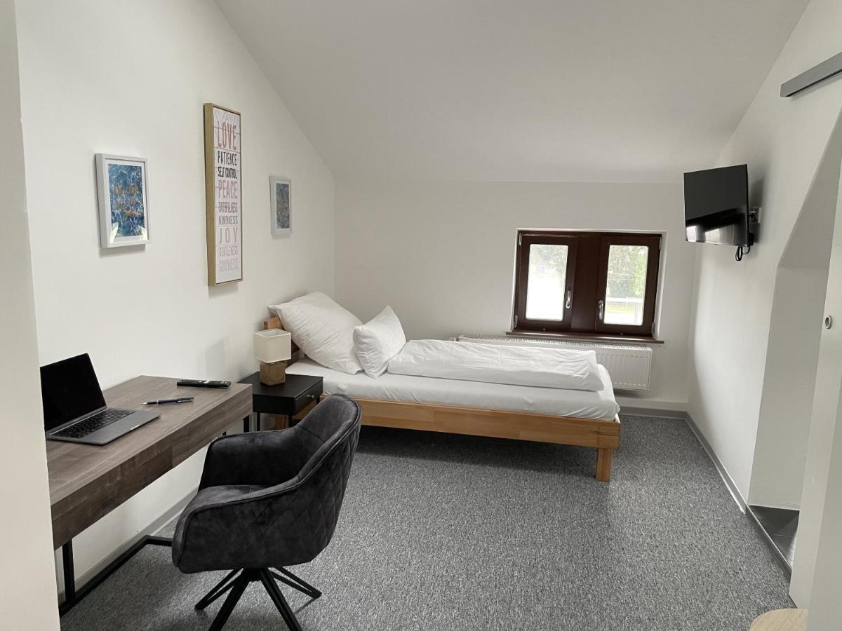Hotel-Am-Bahnhof Stuttgart-Ditzingen Room photo